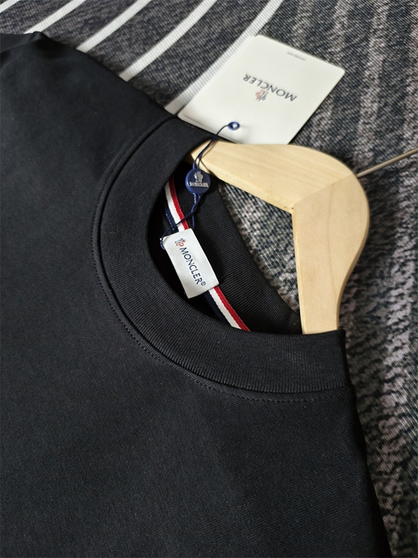 モンクレールTシャツ側面デザイン